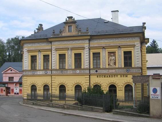 Soubor:Nová Paka (okr. Jičín), Stanislava Suchardy čp. 68, Suchardův dům, od jihozápadu.JPG – Wikipedie