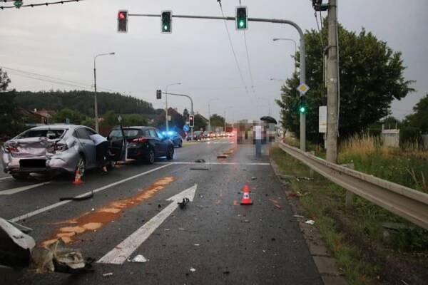 Nehoda sedmi vozidel na silnici I/49 ve Zlíně zaměstnala hasiče | POŽÁRY.cz - ohnisko žhavých zpráv | hasiči aktuálně