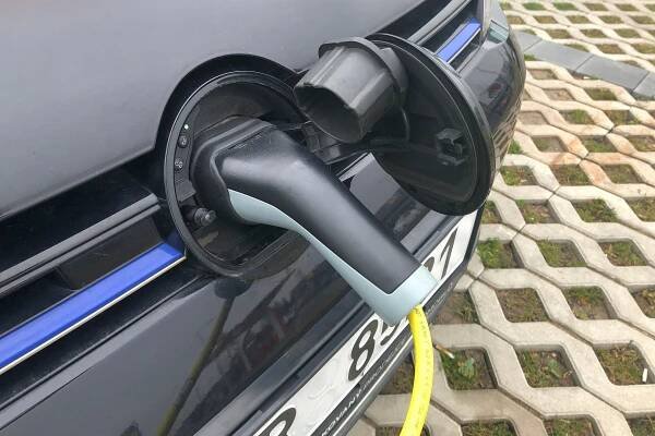 Test ojetiny: Plug-in hybrid VW Golf GTE umí jezdit za korunu na km, ale jen při správném používání