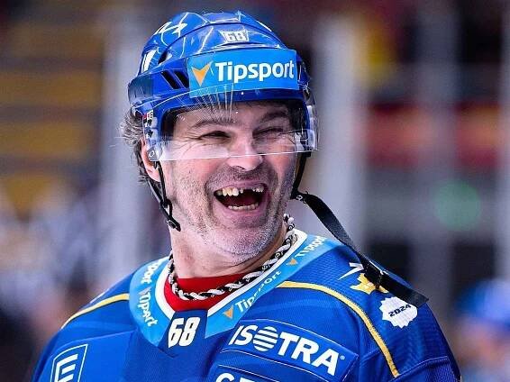 Jaromír Jágr se mohl smát svým prořídlým úsměvem, Kladno si odvezlo z Budvar arény tři body.