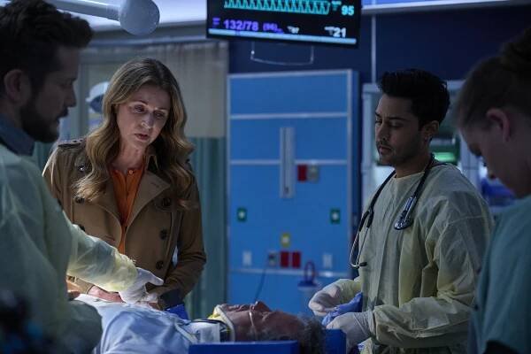 Doktoři - Poučení - Z filmu - Matt Czuchry, Jane Leeves, Manish Dayal