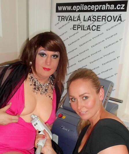 Imitátorka Haliny Pawlowské Naděžda Krupská se pochlubila nový poprsím a depilovaným tělem.
