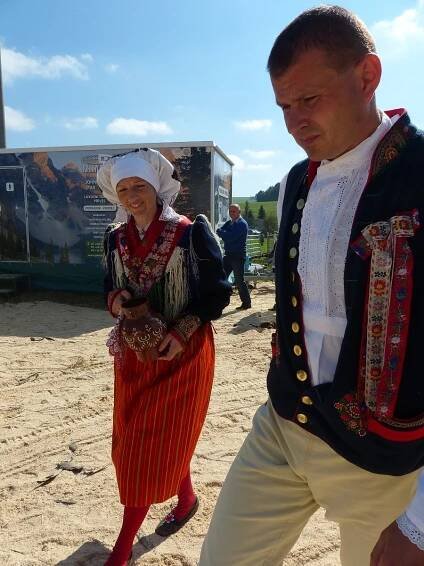 Podívejte se: Mrákovští předali ́krajánkům ́ dožínkový věnec