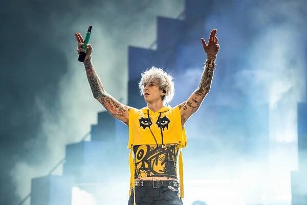 Machine Gun Kelly to schytává za Rock for People: Nuda, playback a snad i drogy, vrať honorář!