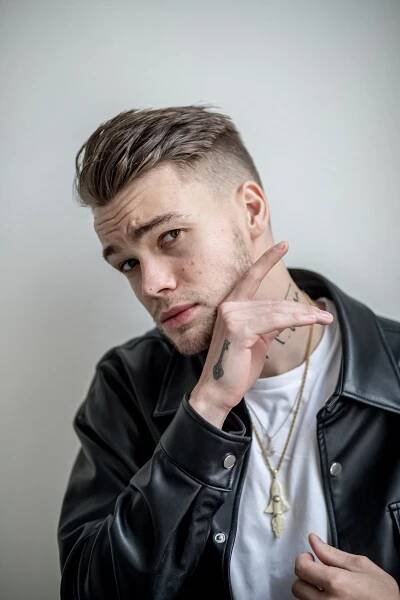 Zpěvák Mikolas Josef: Fanynky někdy reagují dost drsně, píší o sebevraždě