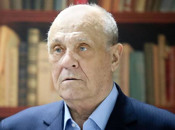 Na následky koronaviru zemřel slavný sovětský a ruský herec a režisér Vladimíř Meňšov. Bylo mu 81 let