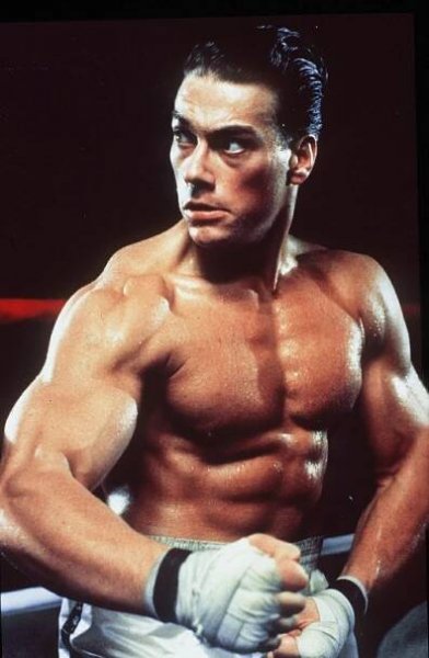 Koukněte: Jean-Claude Van Damme se chlubil fotografům před hotelem svými ‚břišáky‘