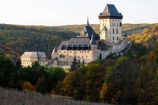 Přírodní kámen, který se zapsal do historie – Karlštejn | Kámen PLUS