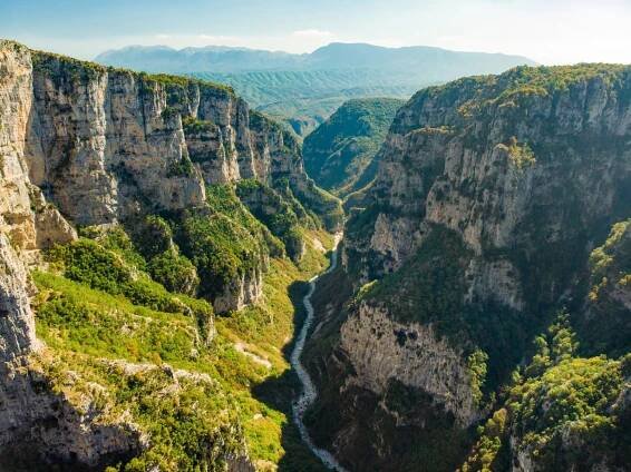 soutěska vikos, rokle v pohoří pindus v severním řecku, ležící na jižních svazích hory tymfi, jedné z nejhlubších soutěsek na světě. - epirus - stock snímky, obrázky a fotky