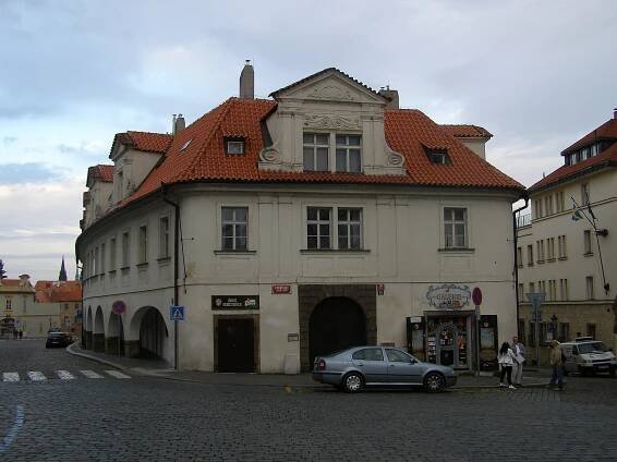 Soubor:Trčkovský palác (Hradčany), Praha 1, Loretánské nám., Pohořelec, Úvoz 26, Hradčany.JPG