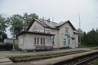 Soubor:Overview of train station at Drážní street in Rapotice, Třebíč District.jpg