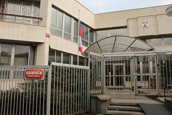 OBRAZEM: Ruské velvyslanectví v Korunovační ulici je 'vyzdobené' rudou barvou