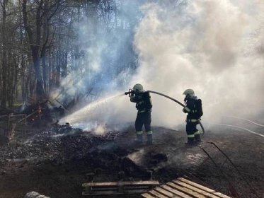 U Březnice na Zlínsku hořela v lese šopa s traktorem