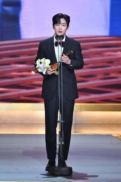 Na stanici KBS divákov tento rok zaujala romantika. Kto získal 2021 KBS Drama Awards? - Asianstyle