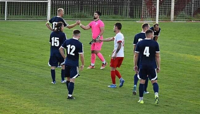 AFK Tuchlovice (v bílém) po dalším výborném výkonu přehrál Velim 3:1.