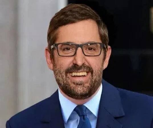 Louis Theroux Biography - Facts, Childhood, Family Life & Achievements