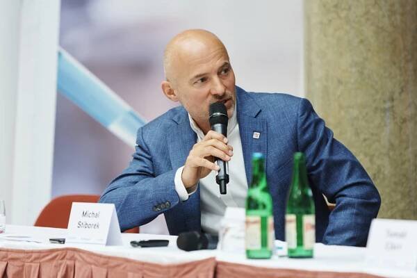 Dostali jsme se na kapacitní i personální hranu, říká ředitel IKEM Michal Stiborek