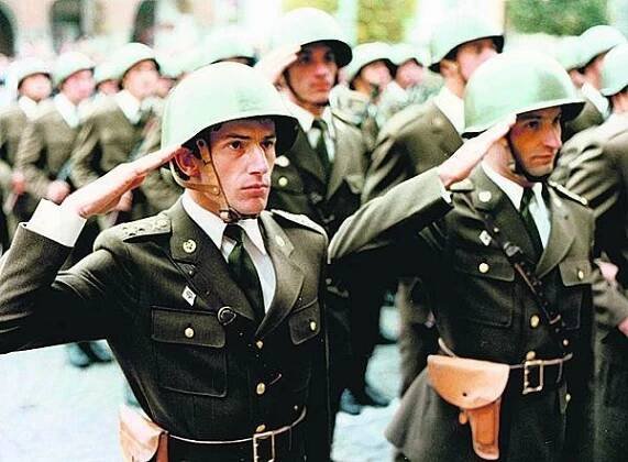 1988, Chlapci a chlapi. Legendární nadporučík Ráž.