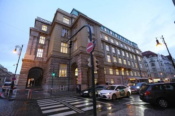 Policisté znají totožnosti čtrnácti zemřelých na filozofické fakultě v Praze