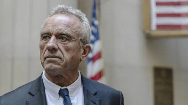 Robert F. Kennedy junior pozastavil prezidentskú kampaň, podporil Trumpa