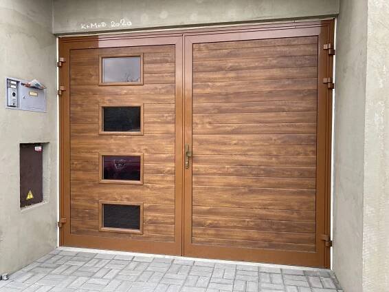 Dvoukřídlá prosklená hliníková garážová vrata Kružík rozměr šířka 2500x2150 dřevodekory woodgrain zateplená STANDARD PLUS
