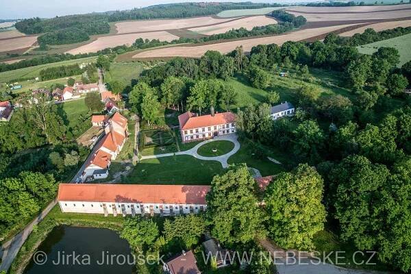 GALERIE: Hrady a zámky z výšky. Podívejte se na české skvosty z paraglidu