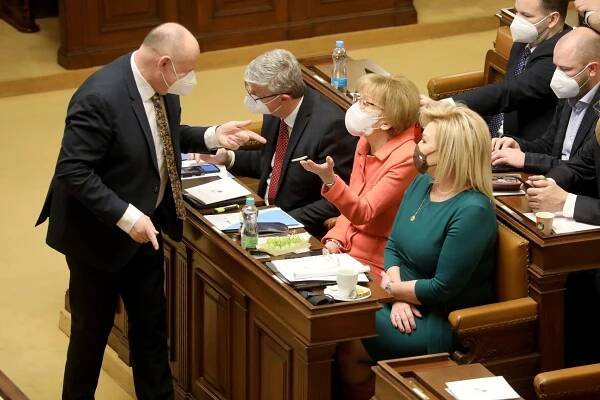 Sněmovní maraton jako šance pro ANO. Schillerovou to evidentně baví, popisuje politolog