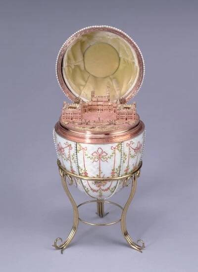 Gatchina Palace Egg, vyrobený Michailem Perkhinem (fl. 1884-1903) 1901 (zlato, smalt a semínkové perly) od Carl Fabergé