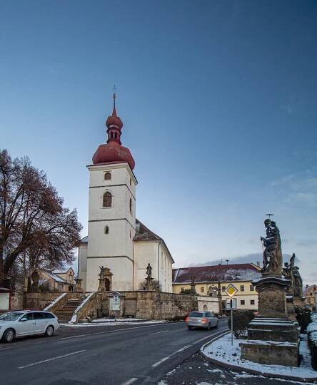 Soubor:Liběšice náměstí a kostel 2.jpg