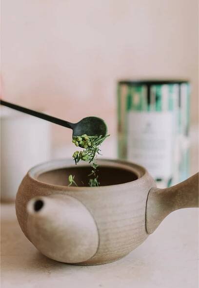 Moya-Matcha-Iri-Genmaicha-Zdjecie-Z-Dzbankiem