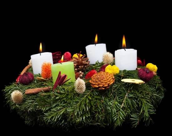 Adventní věnec může být klasický i úplně moderní