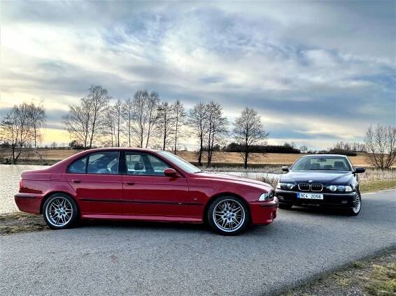 Šestnáct válců a 750 koní toho nejlepšího z Bavorska: BMW M5 versus Alpina B10 V8