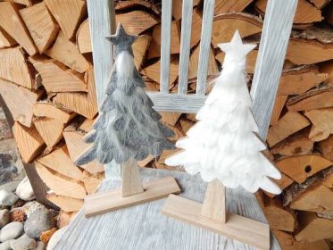 Dřevo Stromek vánoční na podstavci dřevěný bílý