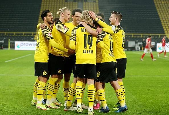 Dortmund v bundesligové předehrávce naložil Freiburgu pět gólů