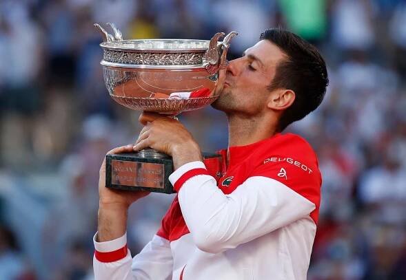 Šťastná vládkyně Paříže. Krejčíková s trofejemi pózovala u Eiffelovky