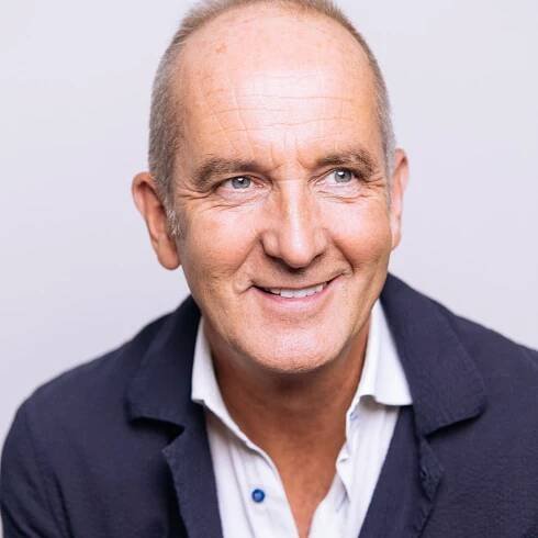 Headshot of Kevin McCloud looking to the right