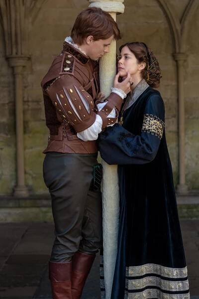 Španělská princezna - Zdvořilý únos - Z filmu - Ruairi O'Connor, Charlotte Hope