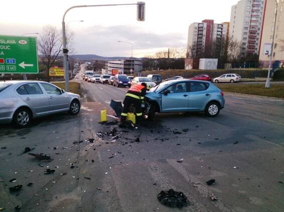Při nehodě dvou vozidel v Brně se zranili dva lidé | Modrá Hvězda Života 