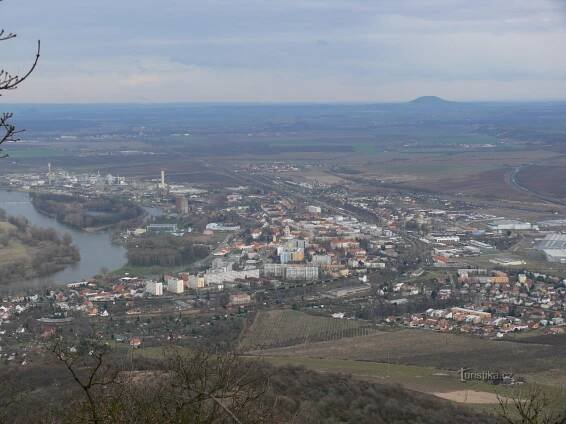 Lovoš - výhled na Lovosice s horou Říp v pozadí