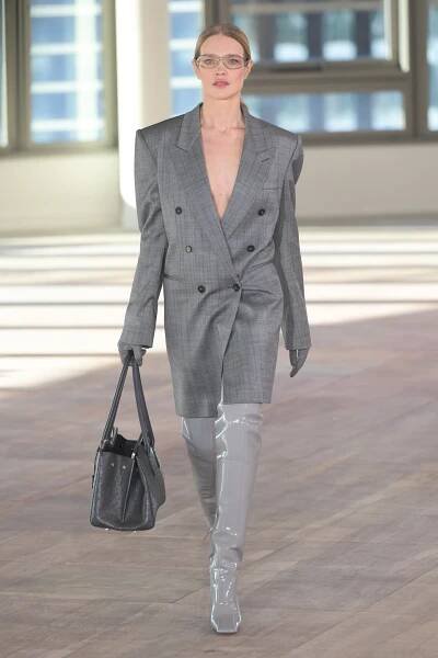 Stella McCartney Fall 2025 Ready-to-Wear Runway, Fashion Show & Collection Review
