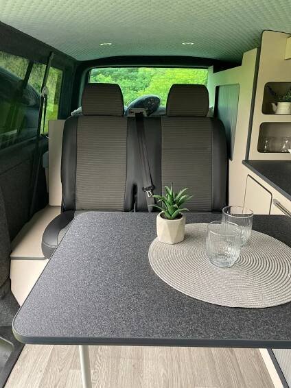 ANT Camper - Vítejte na ANT Camper - váš domov daleko od domova! Jsme tu, abychom revolucionizovali myšlenku, že autodomek