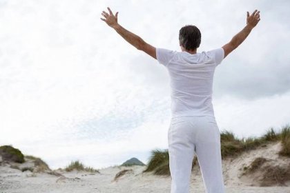 Muž stál s rukama na pláži — Stock fotografie