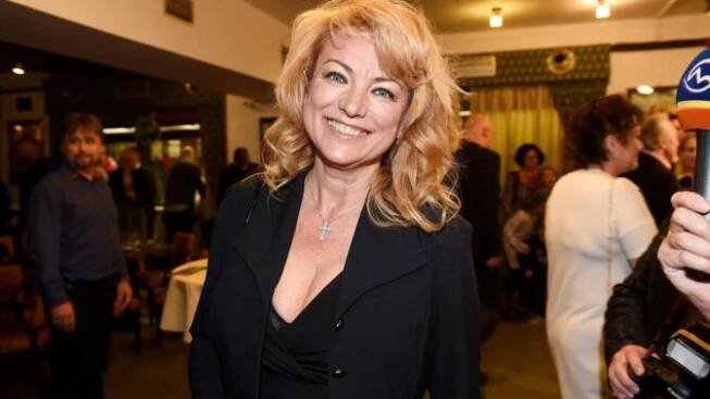 Krásná dlouhovlasá blondýnka Eva Vejmělková (1969) pochází ze severomoravské Karviné a po škole se kromě herectví "vrhla" i na studium psychologie.