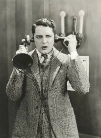 Mladý muž pomocí telefonu — Stock obrázek