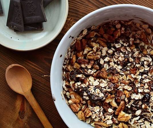 RECEPT: Čokoládová granola s ořechy