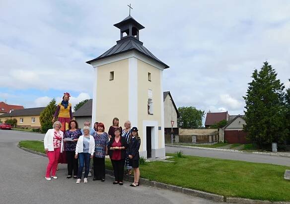 V Bousíně vítali komisi psi i koně. Malá vesnička usiluje o stuhu