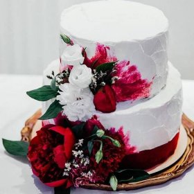 Svatební dort s čerstvými květinami (34 fotografií): pečivo s ovocem, zdobené růžemi na svatbu