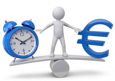 Figur steht auf einer Waage mit einer Uhr und einem Euro-Zeichen