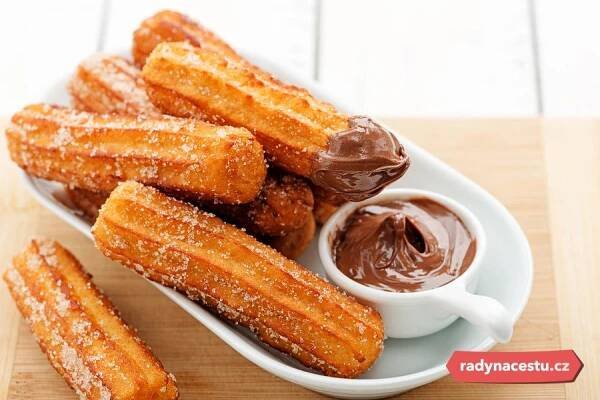Churros: Křehké španělské koblížky s hustou čokoládou dobývají svět. Zkuste je i vy! | Magazín Radynacestu.cz