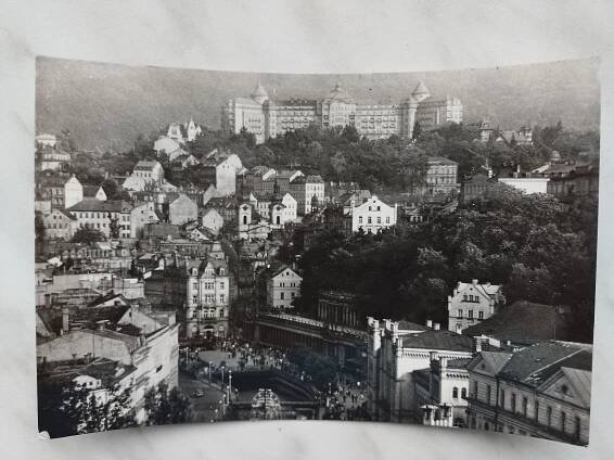 čb pohlednice ZE SBÍRKY - Karlovy Vary, kolonáda a Imperial - Pohlednice místopis